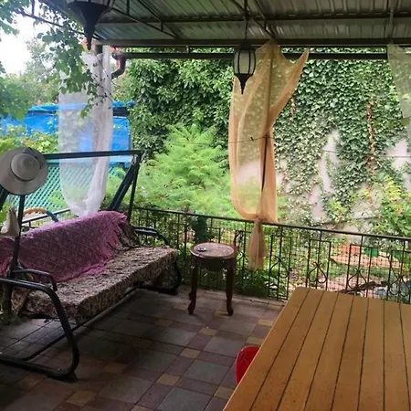 жилье на территории частного дома у моря *