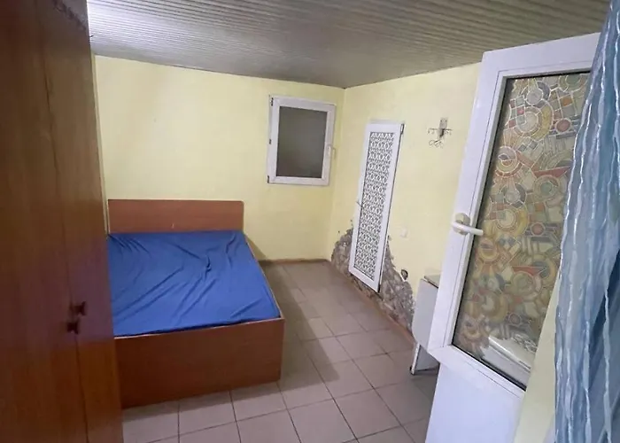 жилье на территории частного дома у моря